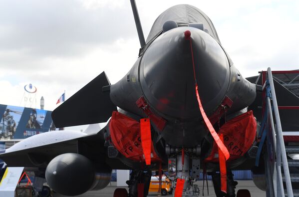 Этот французский многоцелевой истребитель Dassault Mirage тоже не гарантирует мирного неба. - Sputnik Беларусь