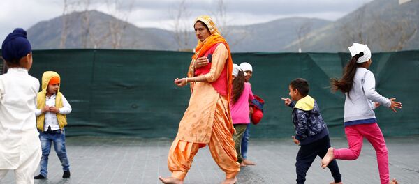 Индийские дети играют на улице в штате Пенджаб - Sputnik Беларусь