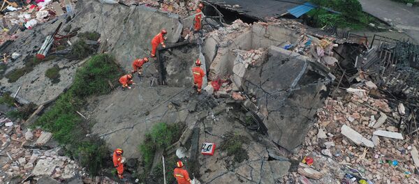 Спасатели работают на месте разрушенного дома после землетрясения в Китае - Sputnik Беларусь