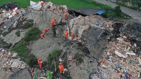 Спасатели работают на месте разрушенного дома после землетрясения в Китае - Sputnik Беларусь