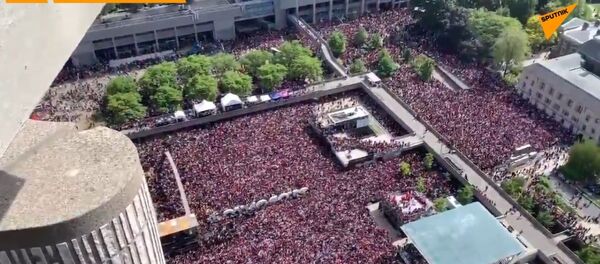 Праздновать победу канадского клуба, завоевавшего титул чемпионов НБА, на площади собралось около двух миллионов человек - Sputnik Беларусь