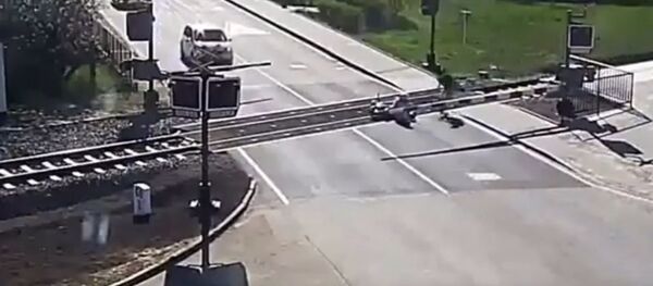 Мотоциклист едва не угодил под поезд в Чехии и чудом спасся - Sputnik Беларусь