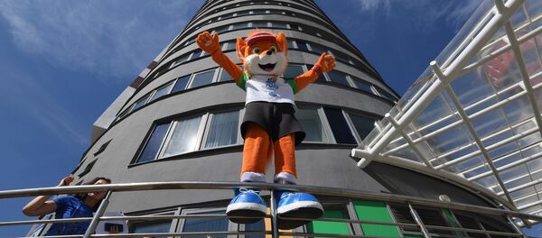 Лисенок Лесик встречал журналистов, участвующих в пресс-туре по деревне атлетов - Sputnik Беларусь