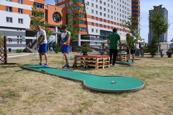 Организаторы позаботились и о досуге участников Европейских игр, установив во дворах площадки для мини-гольфа, настольный футбол, аэрохоккей - Sputnik Беларусь