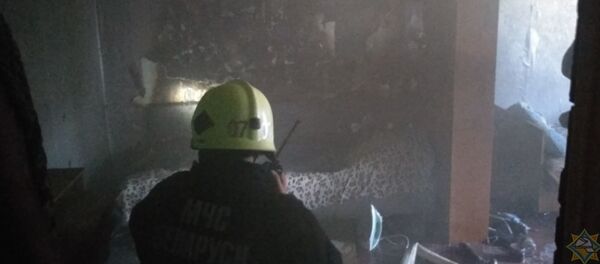 Спасатели тушат пожар в минском общежитии Спасатели тушат пожар в минском общежитии - Sputnik Беларусь