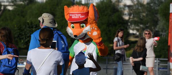 Маскот игр – лисенок Лесик активно фотографировался с гостями - Sputnik Беларусь