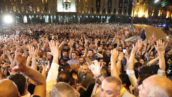 Тысячи людей вышли на акцию протеста в центре Тбилиси - Sputnik Беларусь