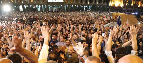 Тысячы людзей выйшлі на акцыю пратэсту ў цэнтры Тбілісі Тысячы людзей выйшлі на акцыю пратэсту ў цэнтры Тбілісі - Sputnik Беларусь