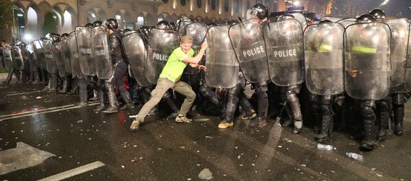 Столкновения демонстрантов с полицией у здания парламента во время митинга против визита российского политика в Тбилиси, Грузия - Sputnik Беларусь