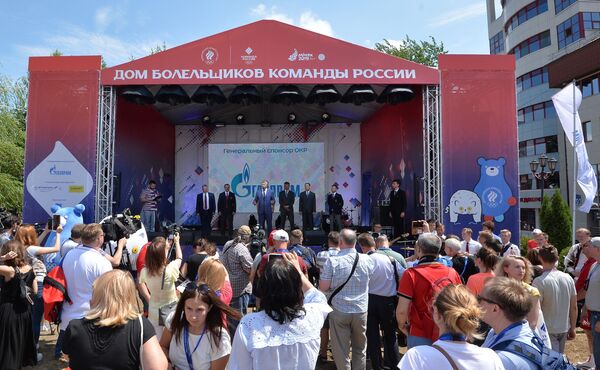 С легендами и под оркестр: Дом болельщиков России открылся в Минске - Sputnik Беларусь