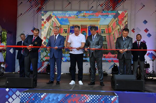 С легендами и под оркестр: Дом болельщиков России открылся в Минске - Sputnik Беларусь