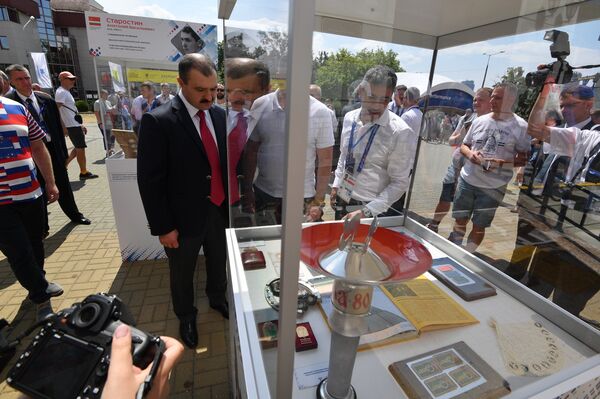 С легендами и под оркестр: Дом болельщиков России открылся в Минске - Sputnik Беларусь