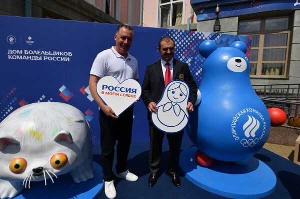 С легендами и под оркестр: Дом болельщиков России открылся в Минске - Sputnik Беларусь