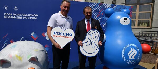 Фотографироваться с Котом и Медведем – очень популярное занятие среди гостей Дома болельщиков команды России в Минске - Sputnik Беларусь