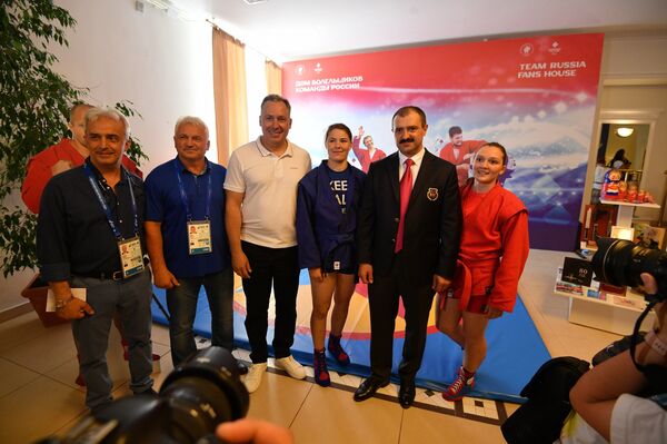 С легендами и под оркестр: Дом болельщиков России открылся в Минске - Sputnik Беларусь