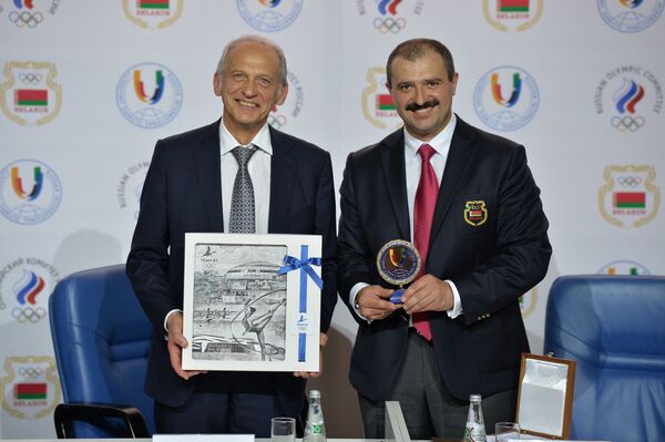 С легендами и под оркестр: Дом болельщиков России открылся в Минске - Sputnik Беларусь