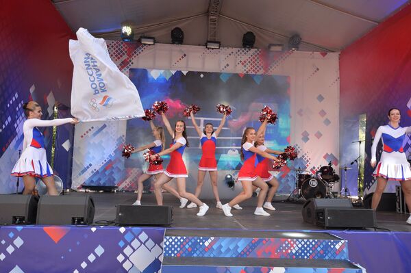 С легендами и под оркестр: Дом болельщиков России открылся в Минске - Sputnik Беларусь