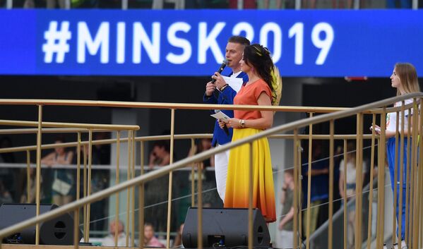 Ведущими церемонии открытия стали Дмитрий Курьян и Марина Грицук - они до самого начала шоу развлекали зрителей.  - Sputnik Беларусь