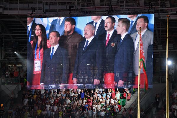 Гимн Беларуси исполняли всем стадионом, в том числе глава государства Александра Лукашенко с сыновьями. - Sputnik Беларусь