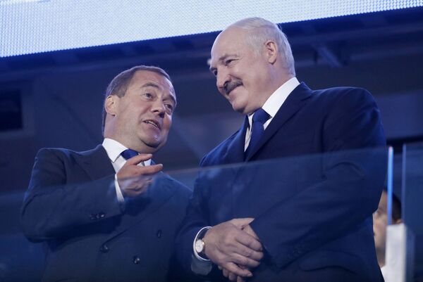 Президент Беларуси Александр Лукашенко и российский премьер Дмитрий Медведев на церемонии открытия. - Sputnik Беларусь