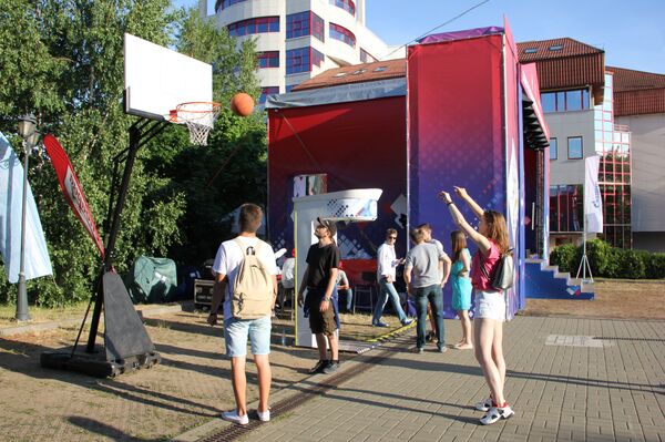 Настоящий интернационал: кто проводит время в Доме болельщиков команды России - Sputnik Беларусь