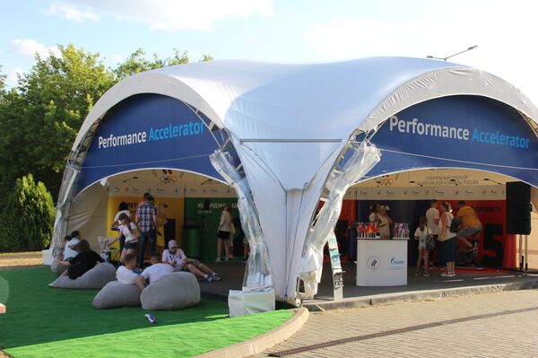 Настоящий интернационал: кто проводит время в Доме болельщиков команды России - Sputnik Беларусь