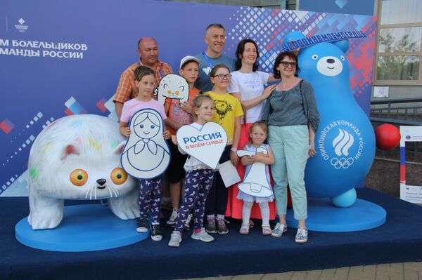 Настоящий интернационал: кто проводит время в Доме болельщиков команды России - Sputnik Беларусь