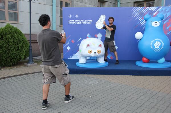 Настоящий интернационал: кто проводит время в Доме болельщиков команды России - Sputnik Беларусь