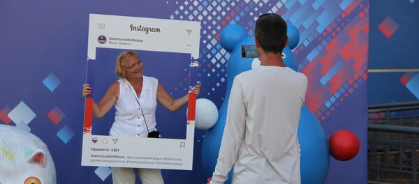 Том и Данута из Польши днем побывали на соревнованиях Европейских игр II, а вечером решили отдохнуть в фан-зоне - Sputnik Беларусь