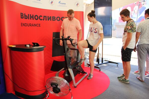 Настоящий интернационал: кто проводит время в Доме болельщиков команды России - Sputnik Беларусь