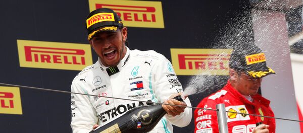 Британский пилот Mercedes Льюис Хэмилтон Британский пилот Mercedes Льюис Хэмилтон - Sputnik Беларусь