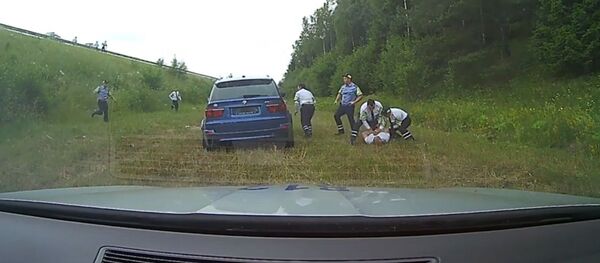 Огромная скорость и таран: как водитель пытался скрыться от ГАИ на чужом BMW - Sputnik Беларусь