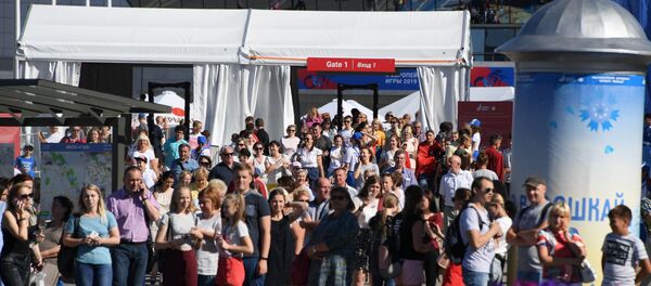 Возле Минск-Арены многолюдно - Sputnik Беларусь