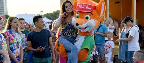 Сярод тых, хто сабраўся ля Палаца спорту, быў, вядома, і Лісяня Лесік Сярод тых, хто сабраўся ля Палаца спорту, быў, вядома, і Лісяня Лесік - Sputnik Беларусь