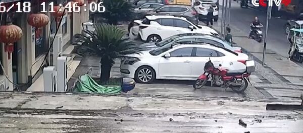 Прохожий поймал выпавшего из окна мальчика - Sputnik Беларусь