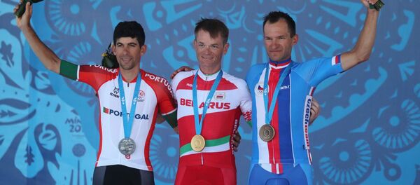 Белорусский велосипедист Василий Кириенко, португалец Нельсон Оливейра и чех Яна Барты  - Sputnik Беларусь