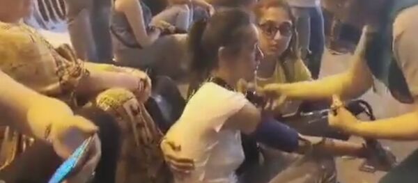 Как медики спасали участницу голодовки у парламента в Тбилиси - видео - Sputnik Беларусь