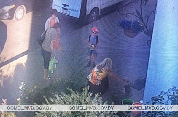 В Гомеле ищут женщин, похитивших йоркширского терьера В Гомеле ищут женщин, похитивших йоркширского терьера - Sputnik Беларусь