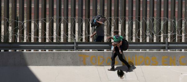 Мигранты, нелегально пересекшие границу в штате Техас, США, 25 июня 2019 года Мигранты, нелегально пересекшие границу в штате Техас, США, 25 июня 2019 года - Sputnik Беларусь