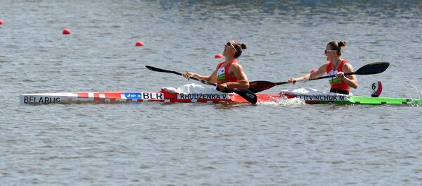 Белоруски Марина Литвинчук и Ольга Худенко одержали победу в гребле на байдарке на 500 м - Sputnik Беларусь
