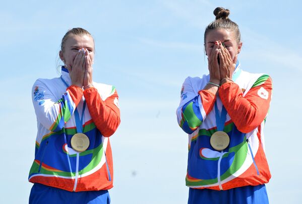 Победители заплыва на 500 метров на байдарке-двойке Марина Литвинчук и Ольга Худякова - Sputnik Беларусь