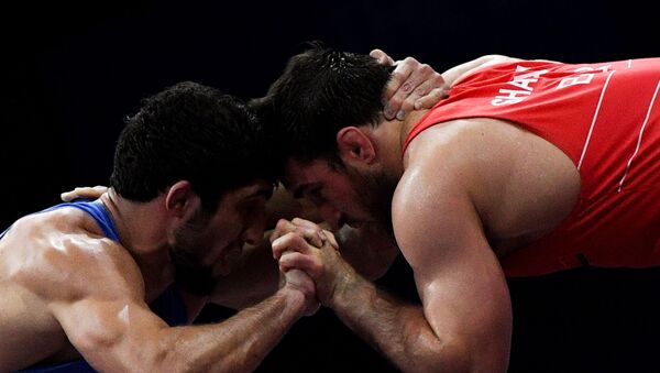 Финал вольной борьбы (до 86 кг) между россиянином Дауреном Куруглиевым и белорусом Али Шабановым - Sputnik Беларусь