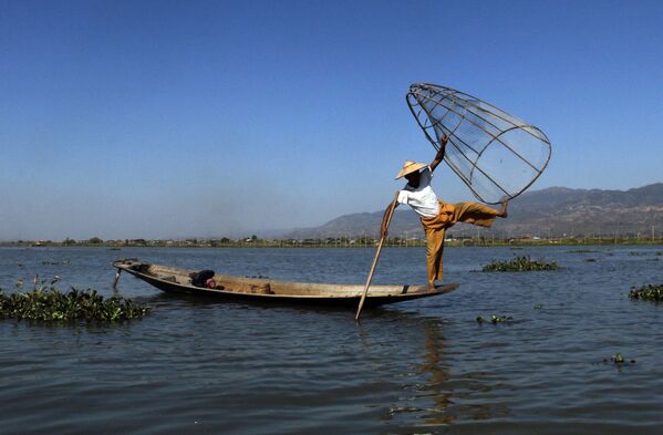 Рыбак из мьянманской провинции Иннта демонстрирует приемы ловли рыбы на озере Инле. - Sputnik Беларусь