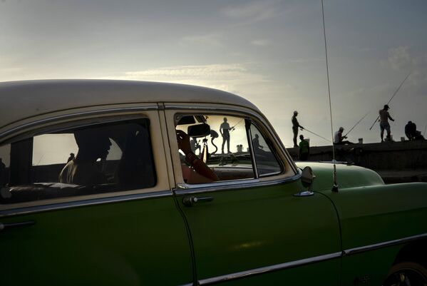 На морской дамбе Малекон. Рыбаки на закате солнца в Гаване, Куба. - Sputnik Беларусь