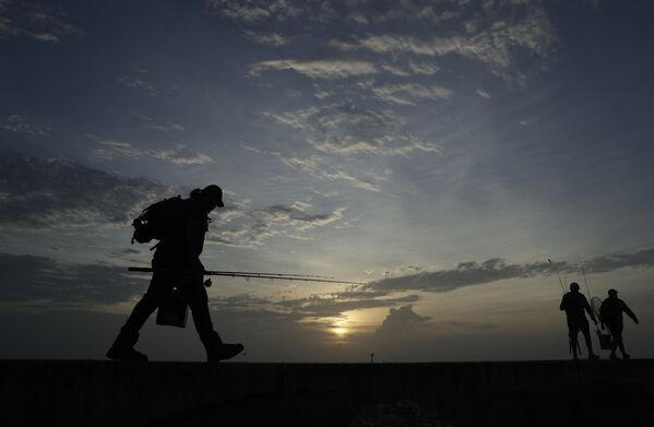 Рыбаки идут вдоль пристани на рассвете в Порт-Аранзас, штат Техас. - Sputnik Беларусь