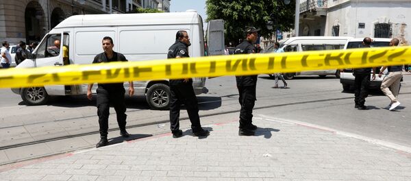 Полицейские на месте взрыва в Тунисе - Sputnik Беларусь