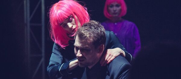 Сцена из спектакля Увидеть розового слона эстонского драматурга Пирет Яакса и эстонского режиссера Калева Куду Сцена из спектакля Увидеть розового слона эстонского драматурга Пирет Яакса и эстонского режиссера Калева Куду - Sputnik Беларусь