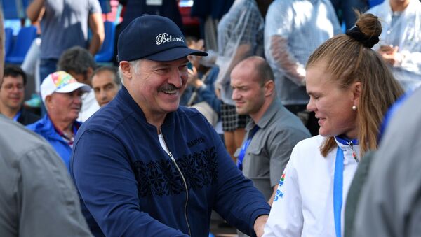 Президент Беларуси Александр Лукашенко и белорусская байдарочница Марина Литвинчук  - Sputnik Беларусь