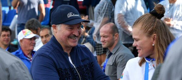 Президент Беларуси Александр Лукашенко и белорусская байдарочница Марина Литвинчук Президент Беларуси Александр Лукашенко и белорусская байдарочница Марина Литвинчук - Sputnik Беларусь