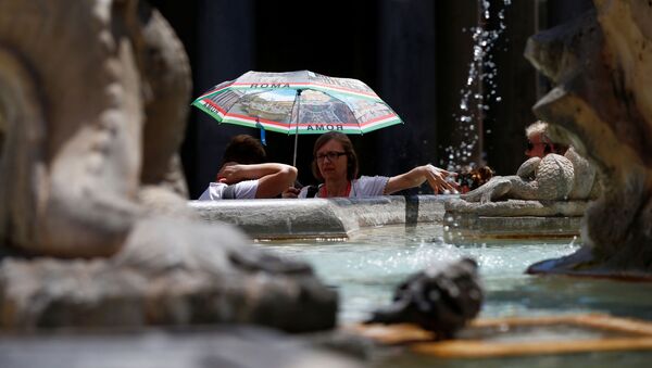 Туристы в жаркую погоду в Риме - Sputnik Беларусь